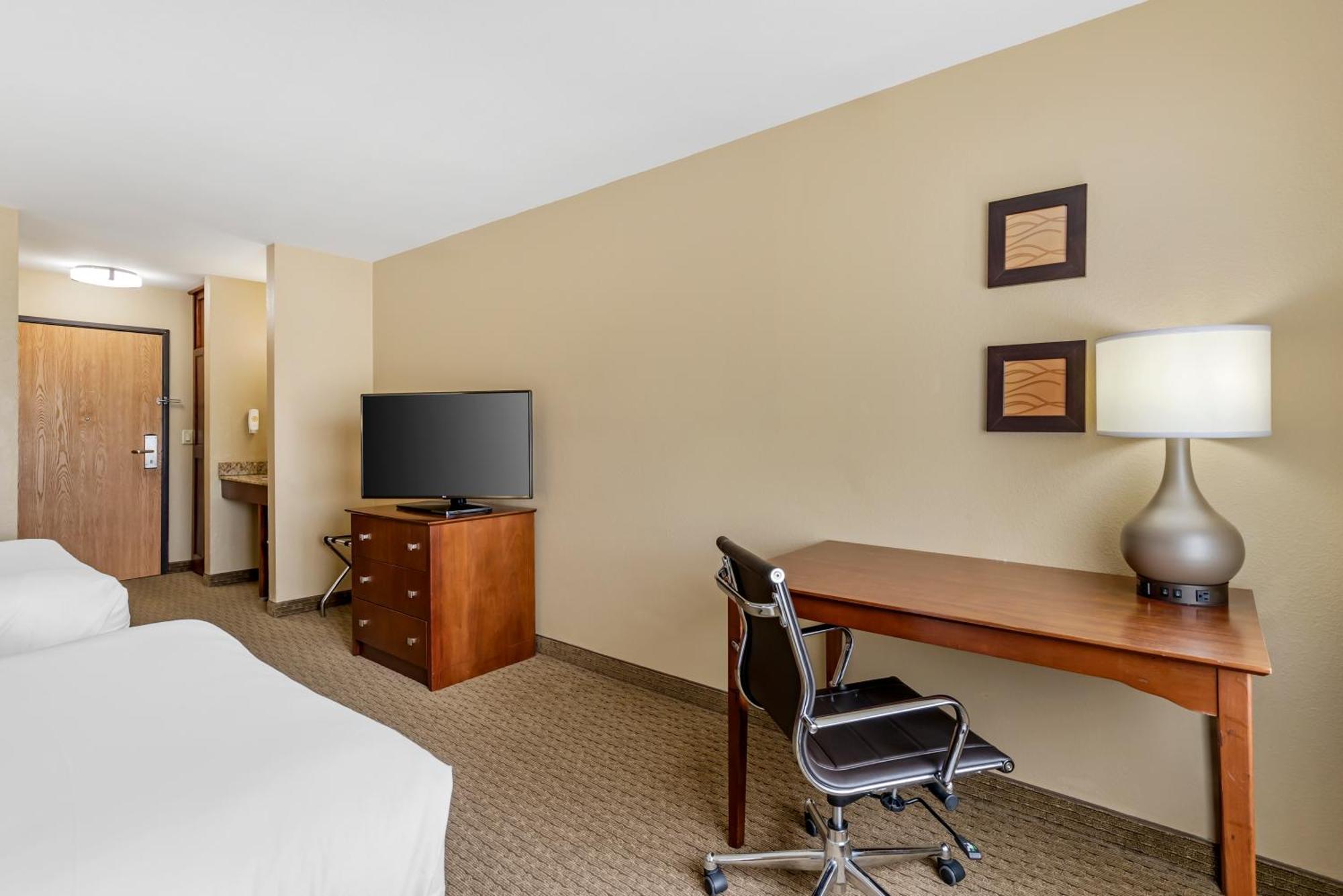 Comfort Inn & Suites East Moline Near I-80 Exterior photo